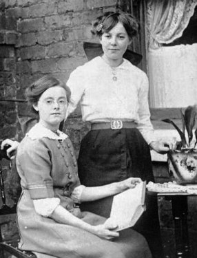 Friendship: photograph of two young women, early 20th century