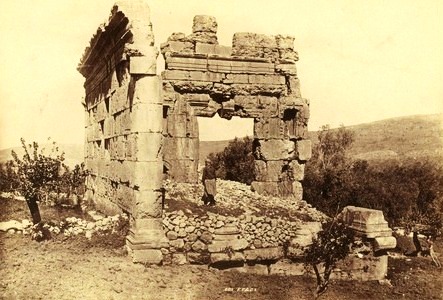 syria-ruin-of-phoenician-temple-at-hibbaryeh-near-banias